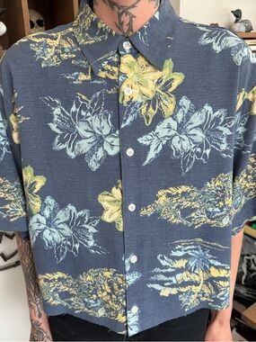 Vintage 90s Silk Izod Hawaiian Hibiscus Cropped Boxy Button Down Shirt ~ Size L